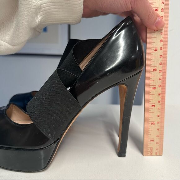 Stuart Weitzman Black Peep Toe Pumps in Polished Black Leather in Size 9 - Picture 11 of 12